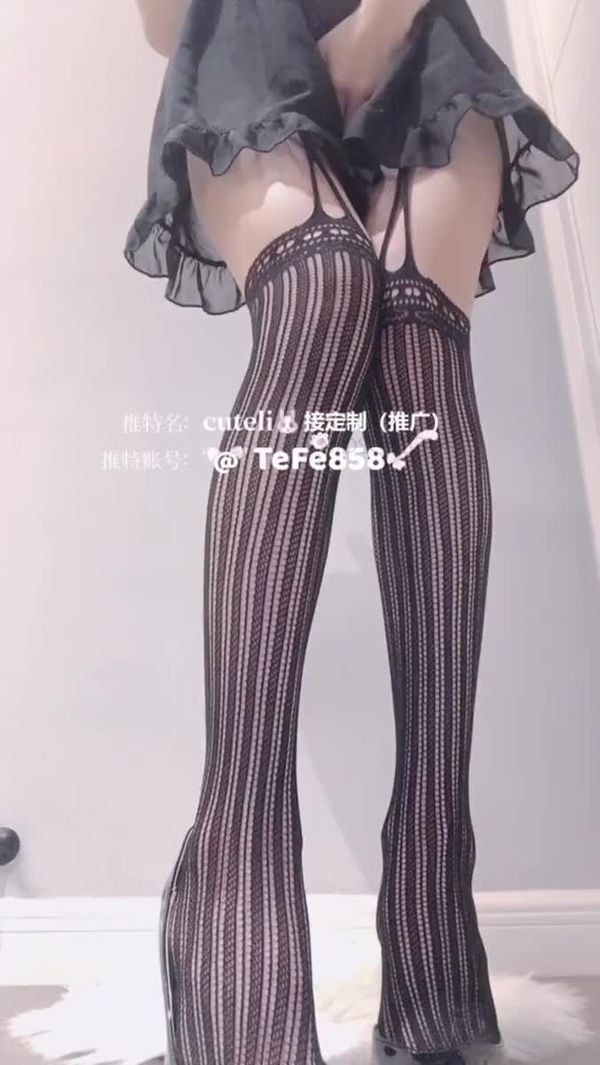 軟咩咩cuteli黑色花邊裙自拍