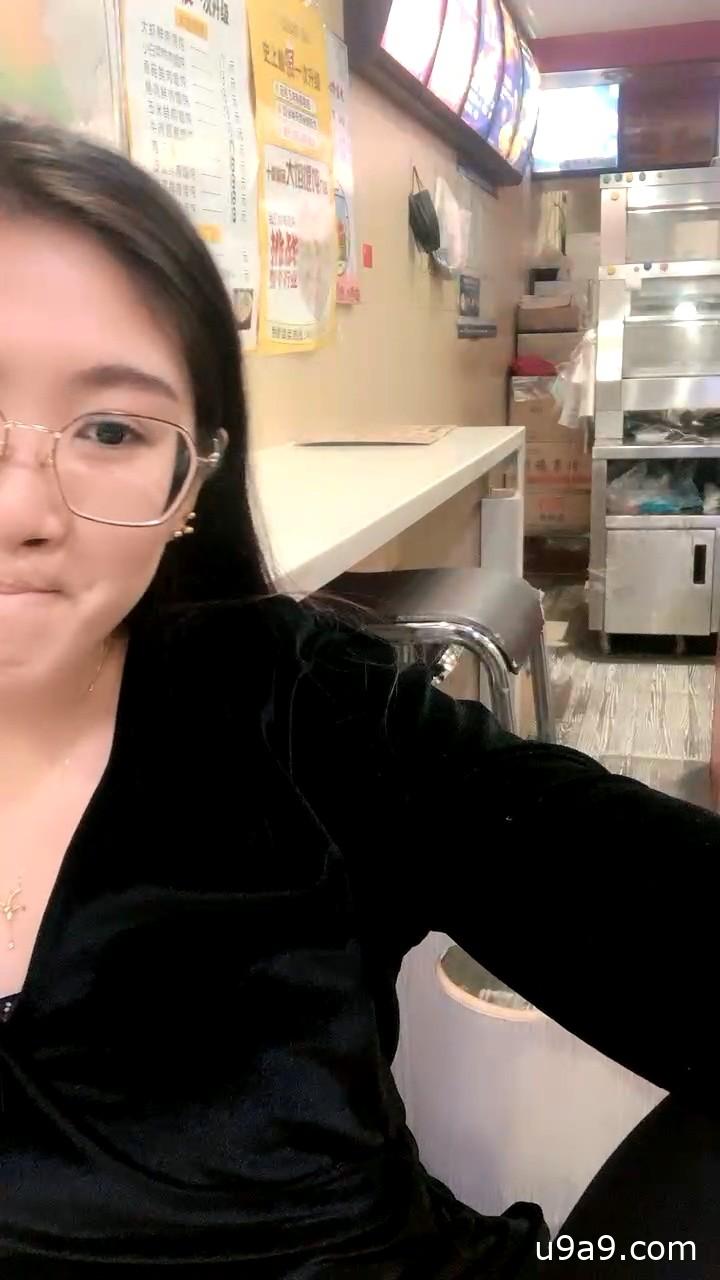 炸鸡店老板娘深夜偷开直播!厨房揉捏骚奶露点,脱裤掰开湿穴任狼友指挥玩弄,刺激喷水! 炸鸡店老板娘深夜偷开直播!厨房揉捏骚奶露点,脱裤掰开湿穴任狼友指挥玩弄,刺激喷水!